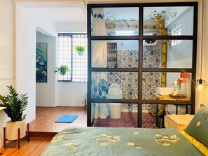 6 bedrooms, desk, iron/ironing board, WiFi