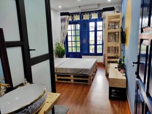 6 bedrooms, desk, iron/ironing board, WiFi