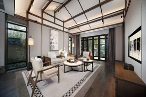 Down comforters, free minibar, individually decorated - Song Hotel Chengdu Qingcheng  (Chengdu)