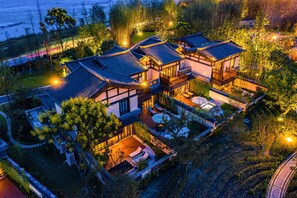 A traditional Japanese-style house with multiple connected buildings, a landscaped garden, and a view of the sea. - Song Hotel Chengdu Qingcheng  (Chengdu)