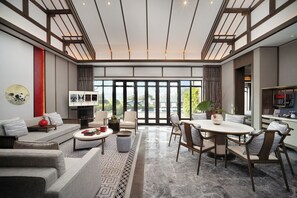 럭셔리 하우스 | 거실 공간 | 위성 채널 시청이 가능한 50인치 LCD TV