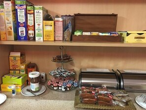 Tägliches Frühstücksbuffet (10 EUR pro Person)
