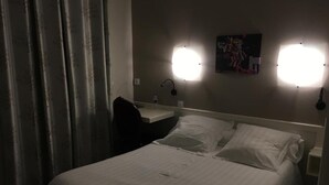 Basic Single Room | Desk, soundproofing, WiFi (free)