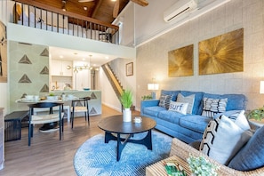 Condo, 2 habitaciones | Área de sala de estar | Smart TV 