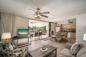 Living area - Maui Parkshore by Coldwell Banker Island Vacations (Kihei)