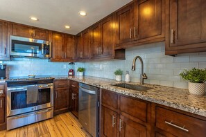 Bloc d'apartaments, 2 dormitoris | Cuina privada | Frigorífic, forn, cafetera i tetera i torradora