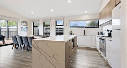 Villa Marina | Modern Waterfront Escape