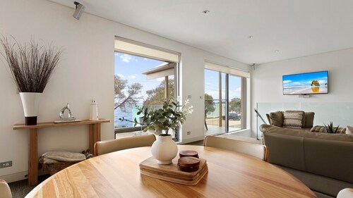 Lake Suite Metung | Couples Lakeside Escape