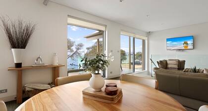 Lake Suite Metung | Couples Lakeside Escape
