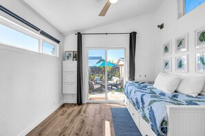 2 slaapkamers, een bureau, een strijkplank/strijkijzer, reisbedje