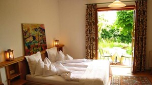 Kamar Double Comfort, patio, area taman | Area keluarga | Televisi LED 25-inci dengan saluran TV satelit dan TV