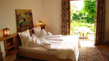 Comfort-Doppelzimmer, Terrasse, zum Garten hin | Wohnbereich | 25-Zoll-LED-Fernseher mit Satellitenempfang, Fernseher