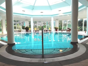Indoor pool, pool umbrellas, sun loungers - Das Römerstein - die pure WohlFühlOase (Jennersdorf)