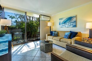 Condo, 2 Bedrooms | Living area