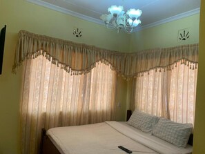 Blackout drapes, free WiFi - Homestay Executive Accommodation (Nairobi)