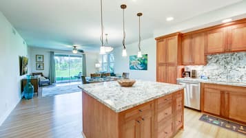 Appart'hôtel, 3 chambres | Cuisine privée | Réfrigérateur, four, cafetière/bouilloire, grille-pain