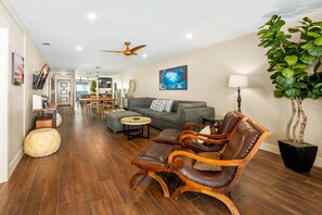 Condo, 2 habitaciones | Área de sala de estar | Smart TV