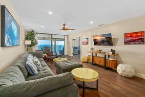 Condo, 2 habitaciones | Área de sala de estar | Smart TV 