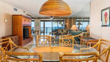 Condo, 2 Bedrooms | Dining