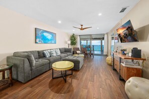 Condo, 2 Bedrooms | Living area