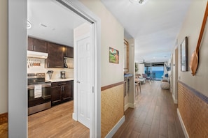 Apartment, 2 Schlafzimmer | Eigene Küche | Kühlschrank, Ofen, Geschirrspüler, Wasserkocher mit Kaffee-/Teezubehör