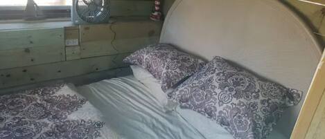 1 habitación y ropa de cama