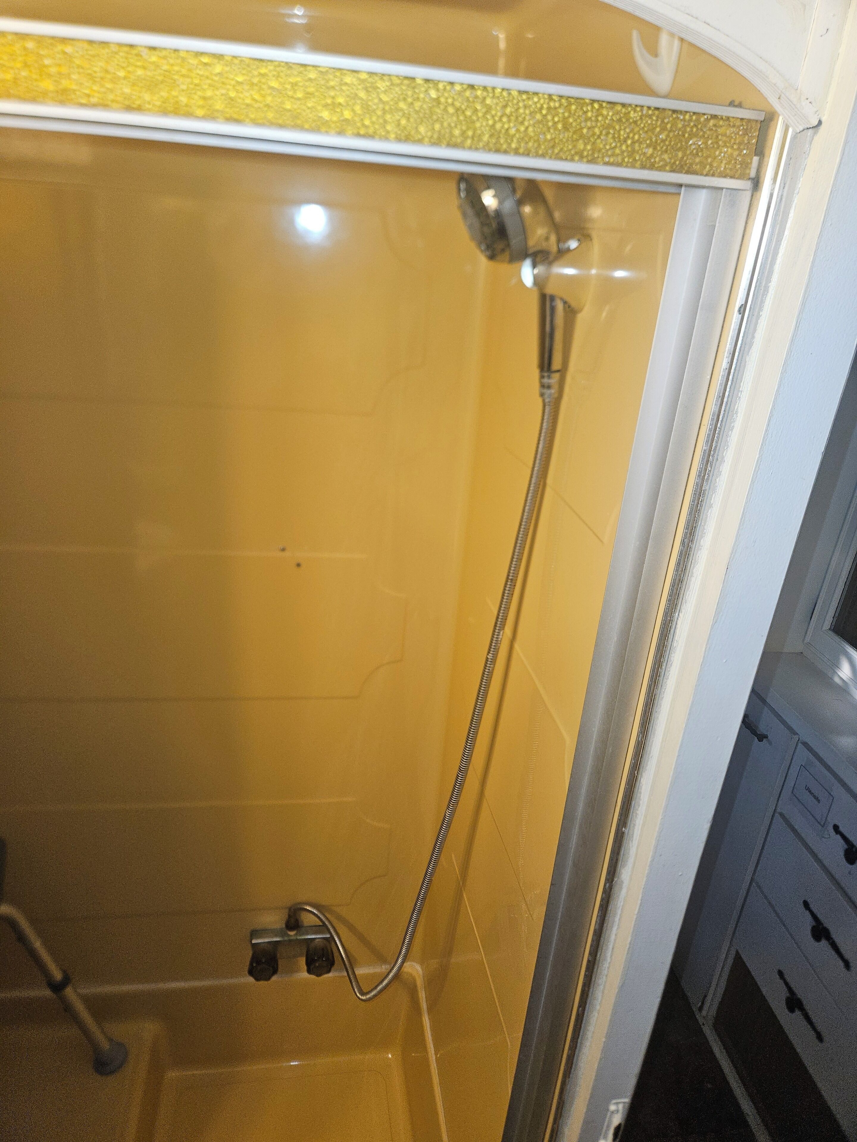 Douche, serviettes fournies, savon, papier toilette