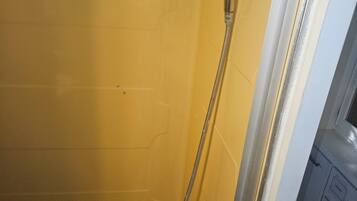 Douche, serviettes fournies, savon, papier toilette