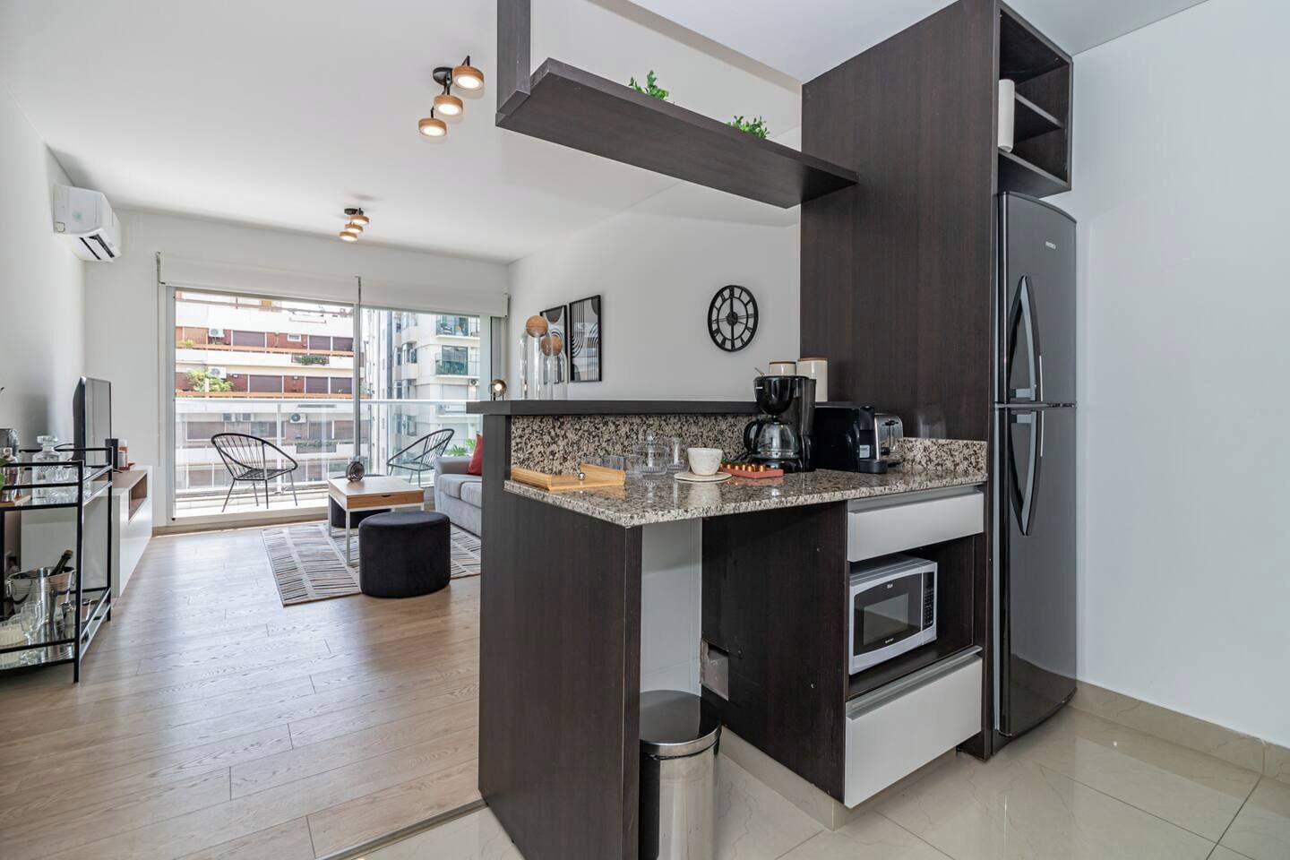 Refrigerador, microondas, horno y parrilla de estufa 