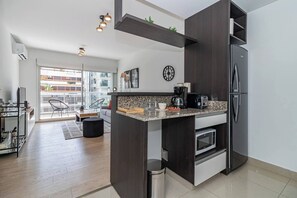 Refrigerador, microondas, horno, placa de cocina