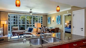 Condo, 2 chambres | Cuisine privée | Cafetière-théière, réfrigérateur, un four, grille-pain