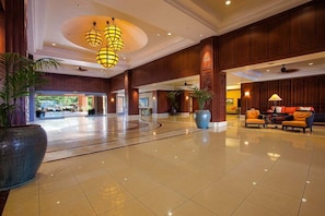 A spacious lobby with a polished floor, a reception desk, and seating area. - Honua Kai Hokulani 310 2 Bedroom Condo (Lahaina)