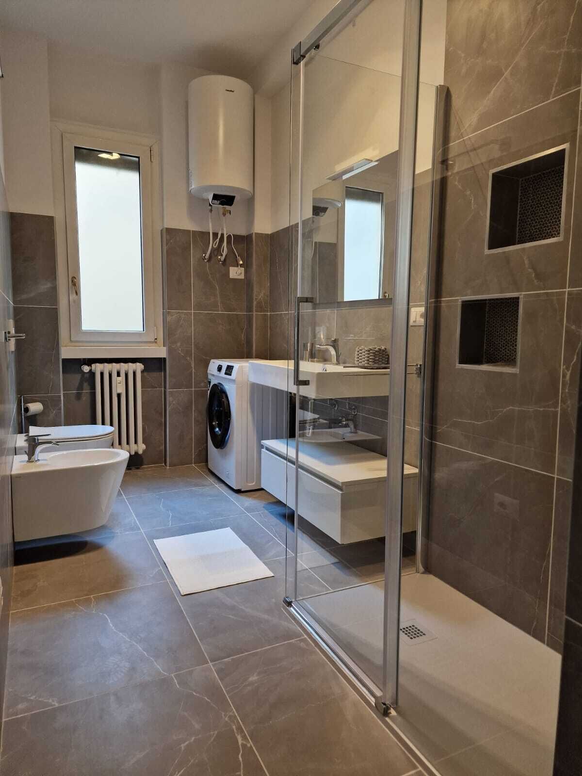 Shower, hair dryer, bidet, towels