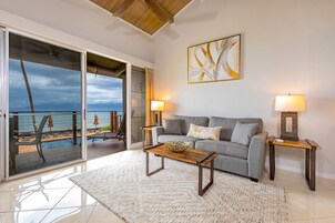 Condo, 1 Bedroom | Living area