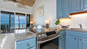 Condo, 1 Bedroom | Private kitchen | Fridge, oven, coffee/tea maker, toaster