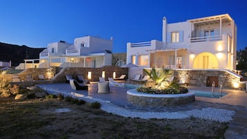 2 outdoor pools