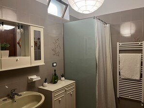 Dusche, Bidet, HandtĂŒcher, Seife