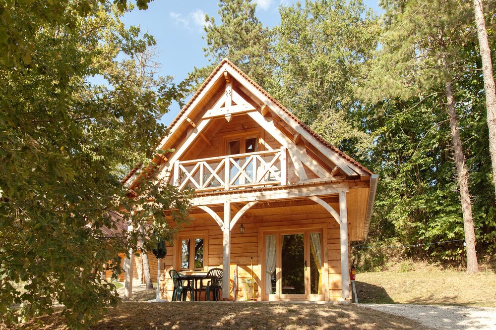 Les Charmes: chalet and swimming pool surrounded by nature in Sarlat itself