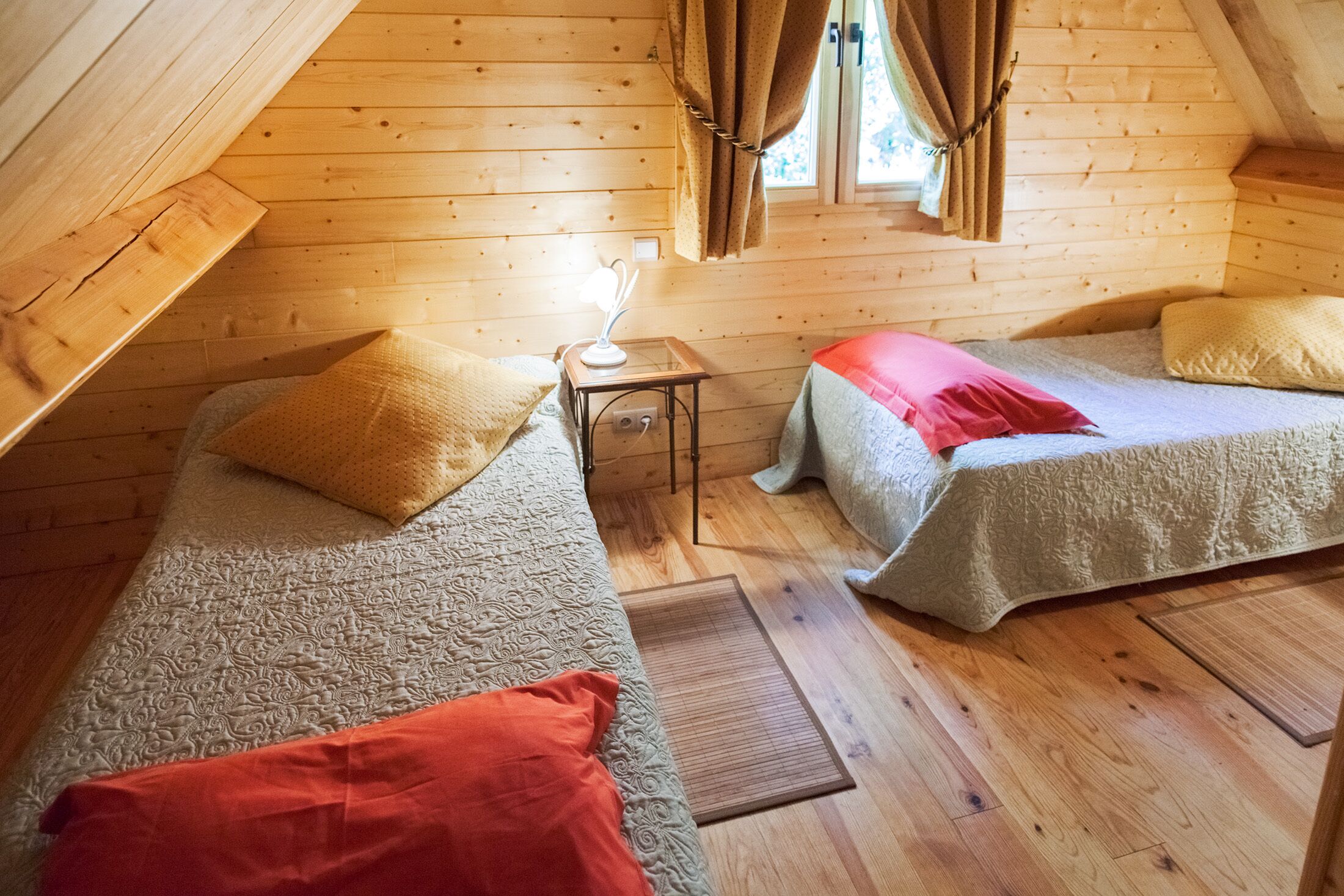 Les Charmes : chalet et piscine en pleine nature à Sarlat même