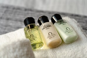 Dusj, hårføner, håndklær og såpe