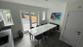 Casa, 4 habitaciones | Cocineta privada | Refrigerador, microondas, horno y parrilla de estufa