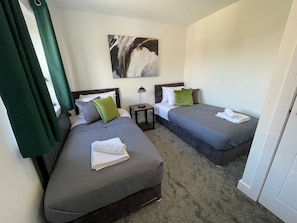 4 bedrooms, bed sheets - Brand New High Spec House with parking Wi-Fi (B) by HAFH (Newcastle-Under-Lyme)
