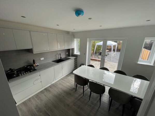 Maison, 4 chambres | Cuisine privée | Réfrigérateur, four à micro-ondes, un four, surface de cuisson