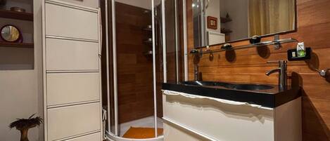 Douche, bidet, serviettes fournies, savon