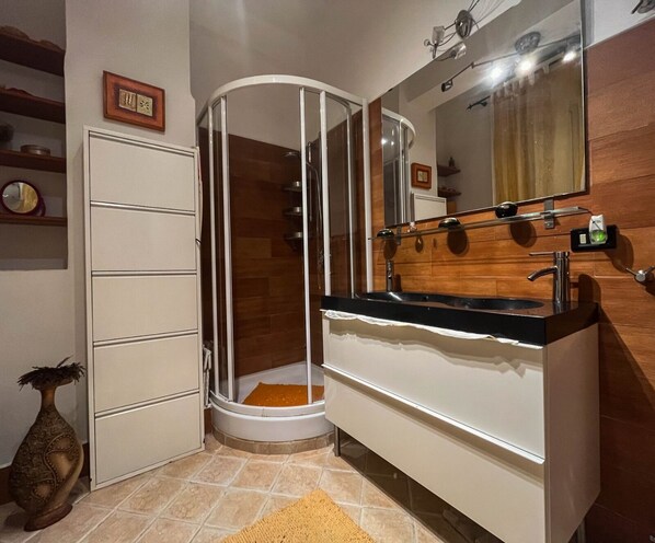 Shower, bidet, towels, soap