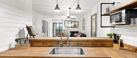 Frigorifero, microonde, forno, piano cottura