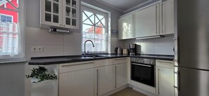 Jääkaappi, uuni, liesi, astianpesukone