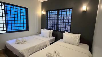 6 bedrooms, desk, free WiFi, bed sheets