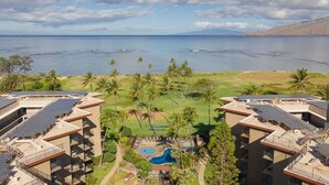 Ein Hotel mit mehreren Etagen, einem Swimmingpool und Blick auf den Ozean.