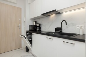 Private kitchen - Matejki Apartment Swinoujscie by Renters (Swinoujscie)